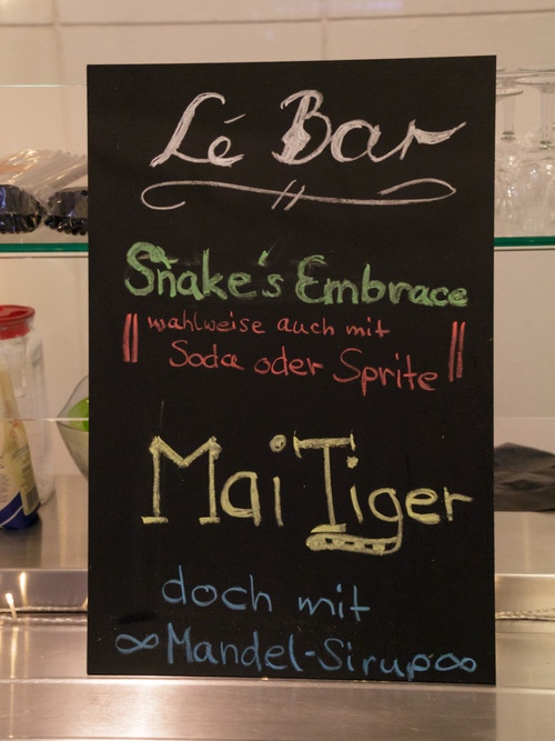 Eine adrett gekleidete Bar erscheint von links. Es gibt MaiTiger - Furries ruin everything.